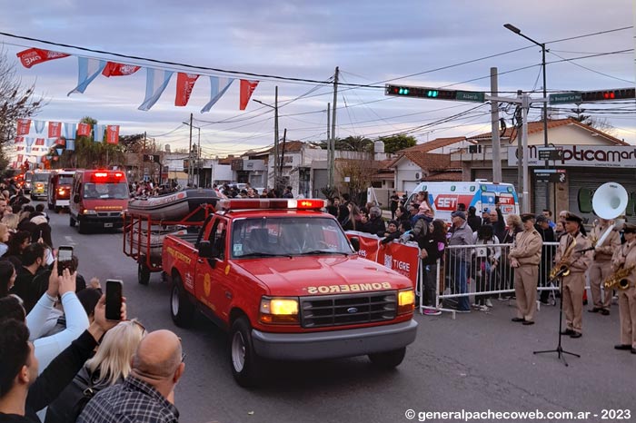 Imagen de la nota: Desfile de Bomberos de Gral Pacheco por su 50 aniversario