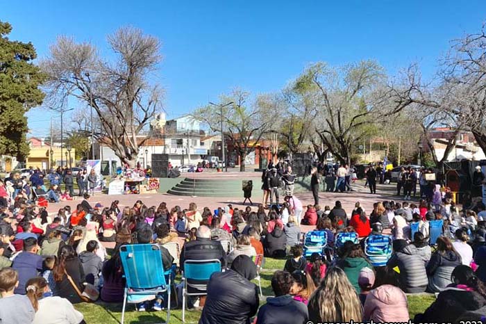 Imagen de la nota: Las entidades intermedias de Pacheco festejaron el mes de la niñez en la plaza