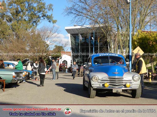 Imagen de la nota: Se llevó a cabo la tercera exposición de autos antiguos y especiales