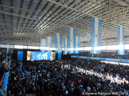 Imagen de la nota: Alumnos de todo tigre juraron lealtad a la bandera en el microestadio de la UTN