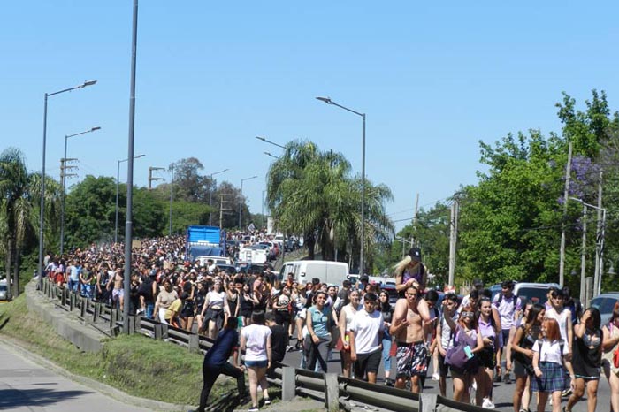 Imagen de la nota: Miles de estudiantes festejaron el fin de curso